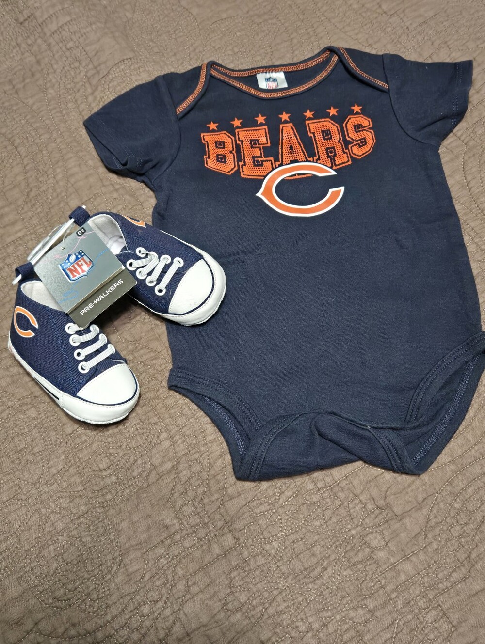 NFL Chicago Bears Infant Fan Gear Set  Baby Onsie & New Baby Shoes Pre-Walker 6m